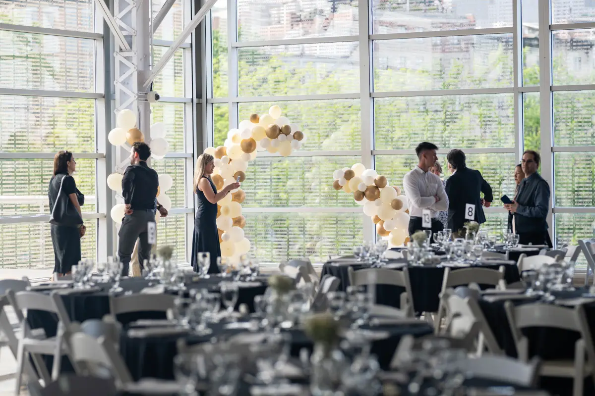 Salle de réception lors d’un événement corporatif