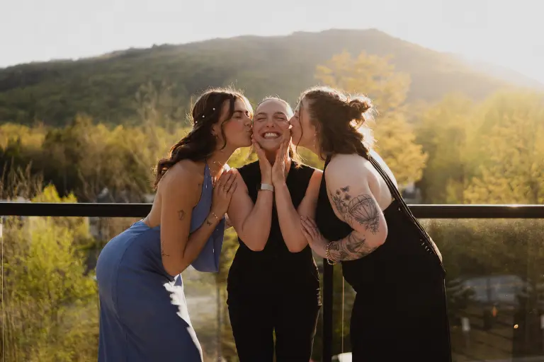 Justine entourée d’un comité étudiant lors d’un bal de finissants