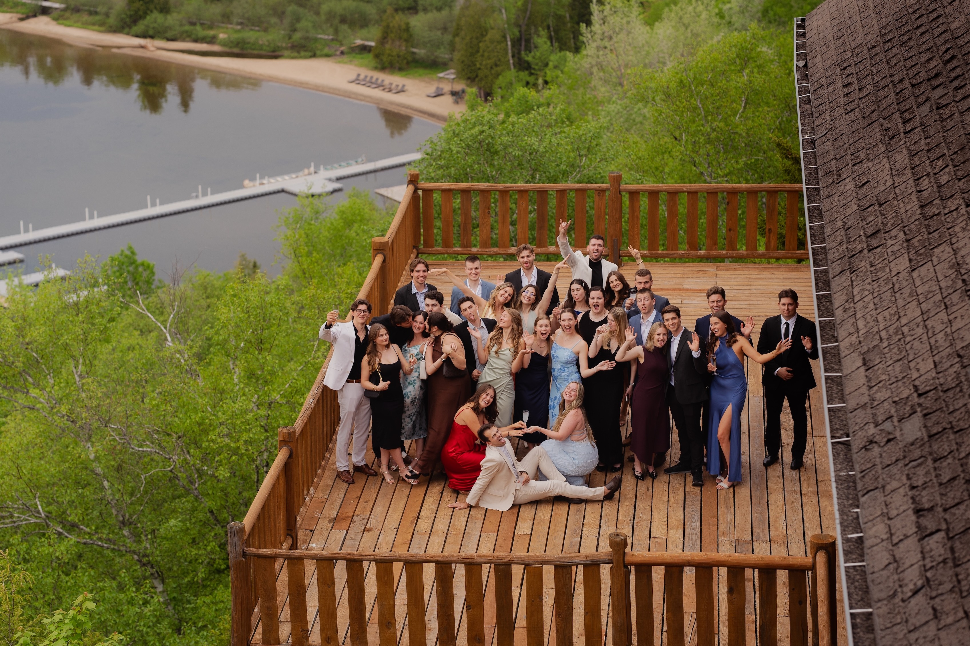 Groupe de finissants photographié sur un grand balcon